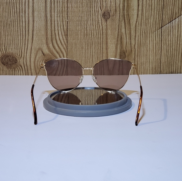 Women's Sunglasses - Picture 4 of 8